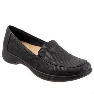 TROTTERS WOMEN’S size 11N BLACK LOAFERS
